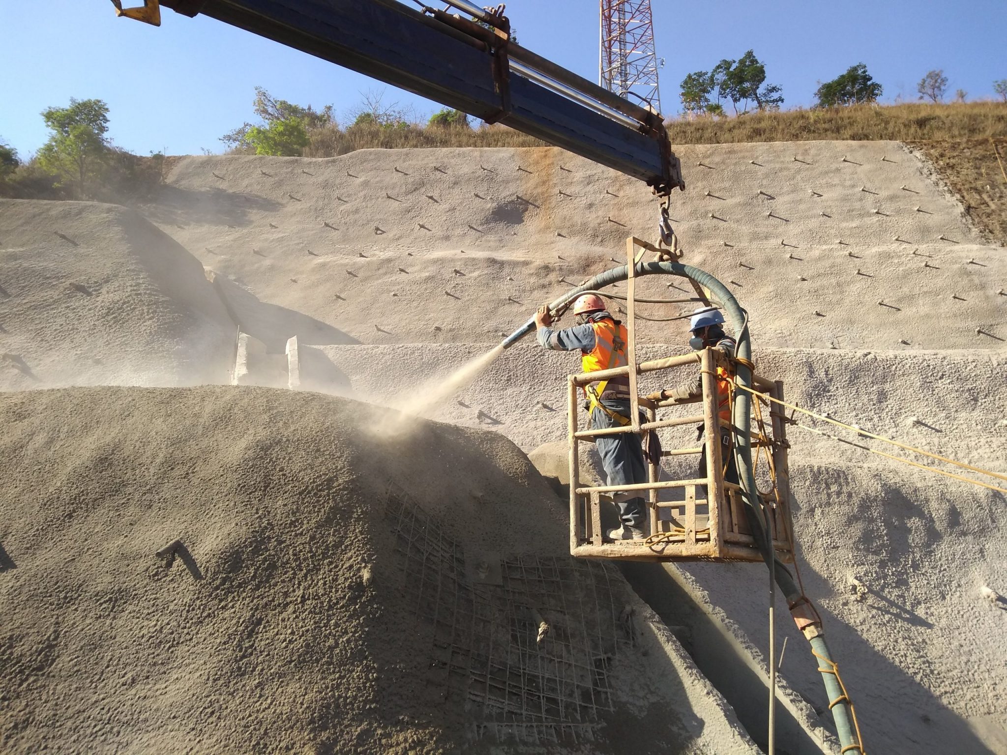 Quais as vantagens do uso de concreto projetado em comparação com métodos tradicionais de aplicação de concreto?