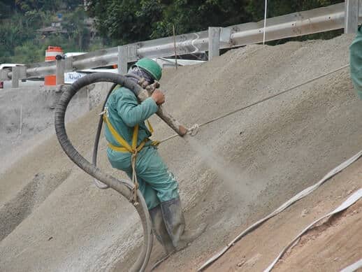 Como garantir a qualidade e durabilidade do concreto projetado em uma obra? É amplamente utilizado em uma variedade de aplicações.