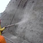 Quais os tipos de equipamentos utilizados para a projeção de concreto? A escolha dos equipamentos adequados desempenha um papel crucial