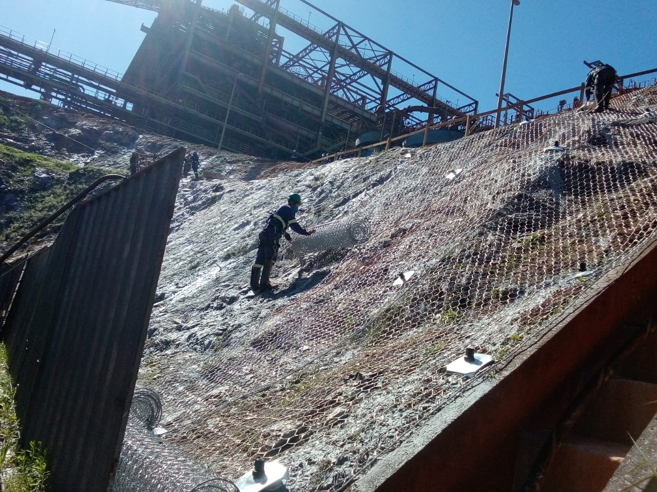 Como é realizada a instalação de tela de alta resistência em obras de contenção de encostas? Garantir a estabilidade e a segurança.