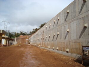 Principais Tipos de Obras de Contenção e Seus Benefícios. Soluções fundamentais que unem segurança, planejamento e sustentabilidade.